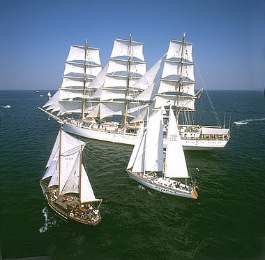 Dar Mlodziezy y barcos de vela