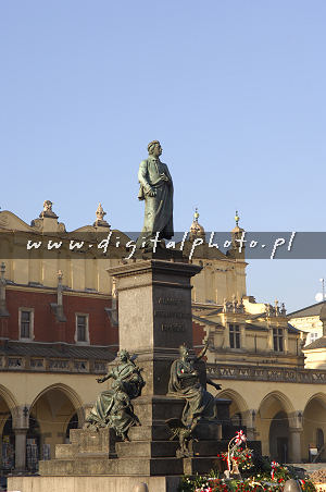 Monumenten till Adam Mickiewicz. Det huvudsakligt marknadsfr kvadrerar i Cracow, Polen
