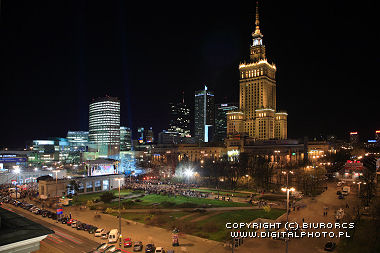 Centrera av Warsaw på natten