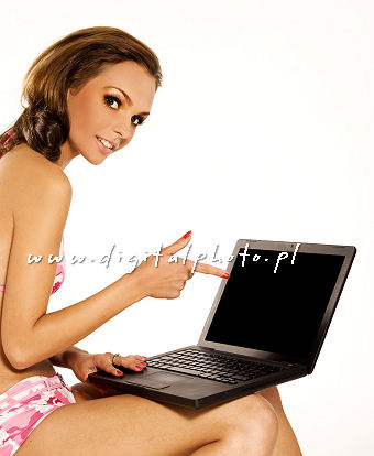 Flicka med brbar dator