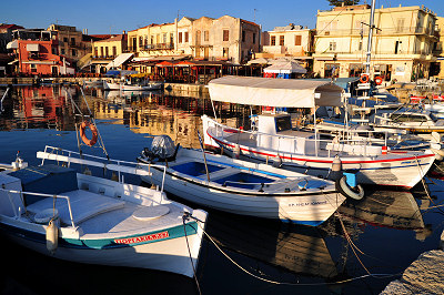 Fotografie z Grecji, port rybacki, odzie rybackie