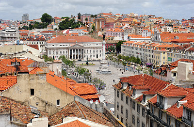 Lizbona - stolica Portugalii, widok na plac Rossio z windy Santa Justa
