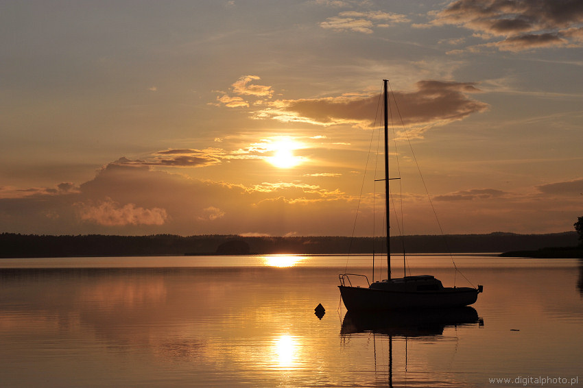 Solnedgång bilder - sj och segelbåt