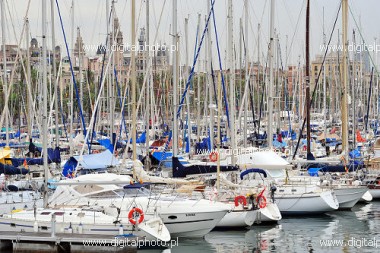 Hamnen i Barcelona (Port Vell), hamn och segelbåtar
