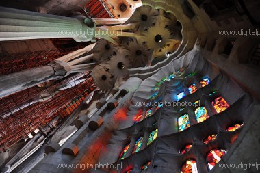 Sagrada Familia - zdjcie z wntrza - witynia Pokutna witej Rodziny