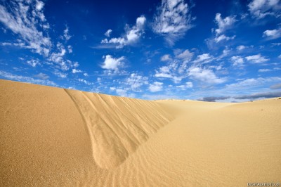 Sanddyner, moln och himmel