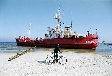 Sniezka, ship on the sandbank