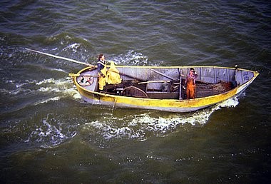Vissersboot, overzees