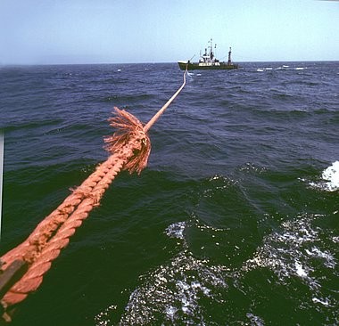 Zdjęcia kutrów rybackich na morzu