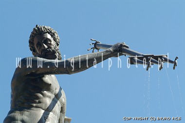 Neptune fontene, Monument