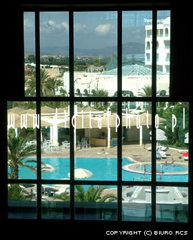 Widok z okna hotelu na basen
