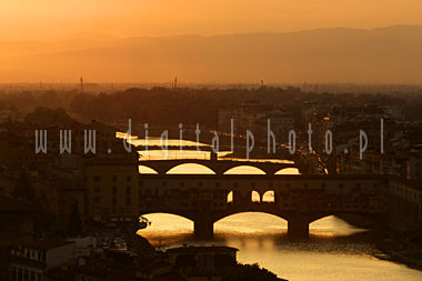 Italia, Florencia, bygger bro over