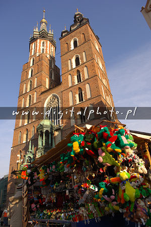 Dos torres de iglesia del St. Maria en Cracovia, Polonia.