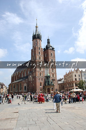 Igreja do St. Mary em Cracow. Igreja de Mariacki. O quadrado principal do mercado em Krakow. Polónia