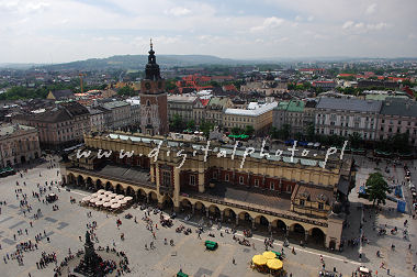 Foto de Cracow em Polónia. O pano Salão (Sukiennice) no quadrado principal do mercado