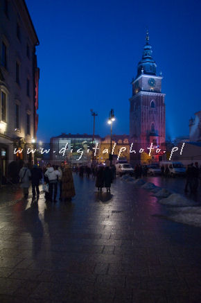 Crocow, el cuadrado principal del mercado la torre de Pasillo en fotos de la noche de Cracovia