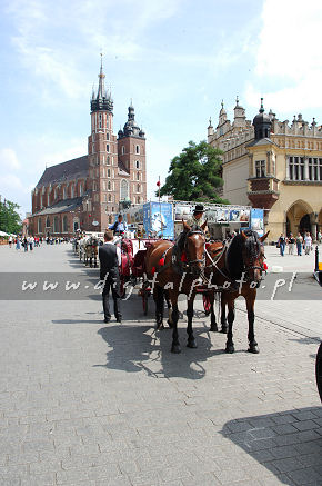 Cracow, o quadrado principal do mercado, St. casou a igreja, o pano Salão, táxis