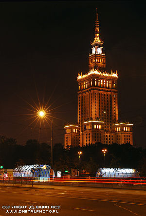 Palais de culture et de la Science à Varsovie par nuit