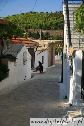 Femme grecque, rue dans la vieille ville