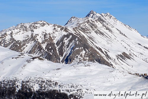Picos montañosos de los Alpes, invierno