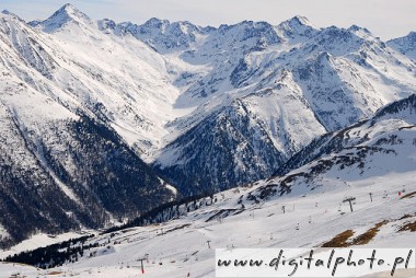 Wyciągi narciarskie i panorama Alp