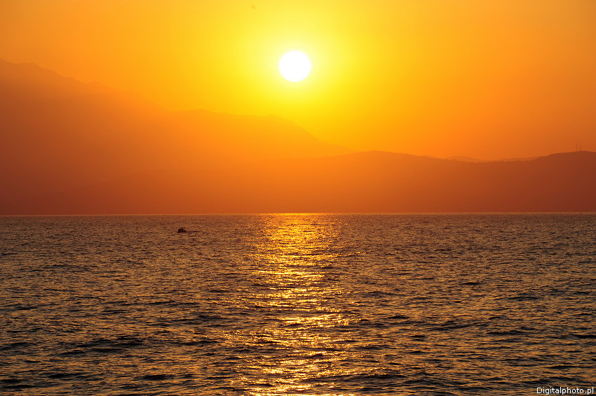 Romantyczny zachód słońca nad Morzem Śródziemnym