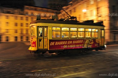 Spårväg (Electrico) i Lissabon, nattfotografering