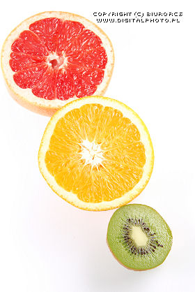 Frugten: appelsiner, grapefrugten, kiwi