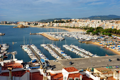 Hiszpania turystyka - port i panorama Blanes