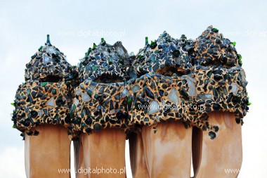 Modernistyczna architektura (Antoni Gaudi) - kominy na Casa Mila