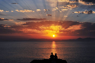 Images romantiques, l'homme et la femme, coucher du soleil