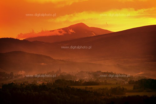 Romantyczne zdjęcia kalendarzowe, zachód słońca w górach