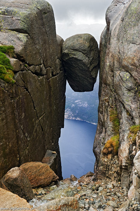 Kjeragbolten - uwięziony w szczelinie głaz, fotografie natury Norwegia