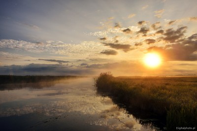 Dimmig morgon, flod och soluppgång