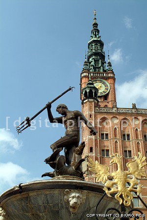 Gdańsk, pomnik Neptuna, w tle Ratusz