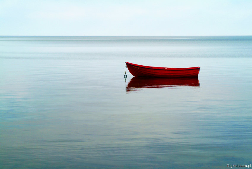 Barco vermelho, mar